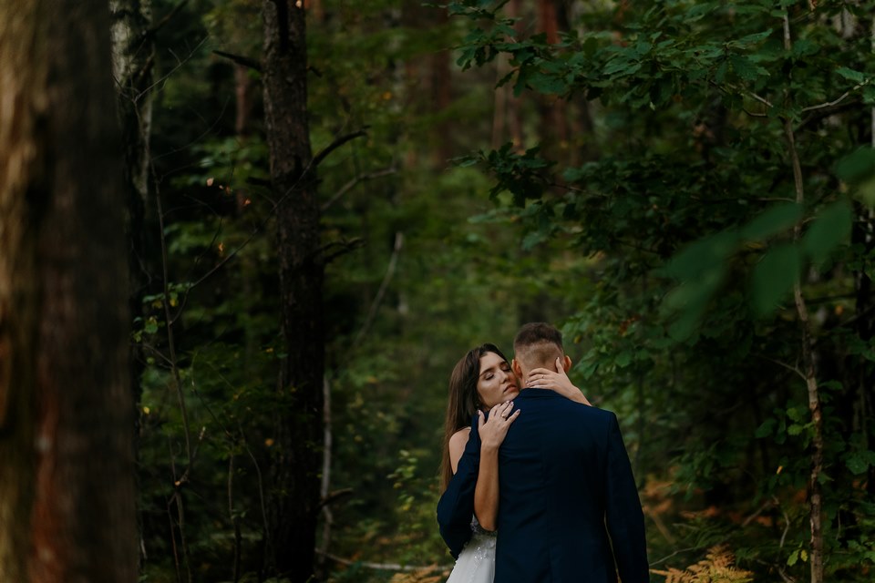 Karolina i Mateusz – cudna sesja ślubna w lesie